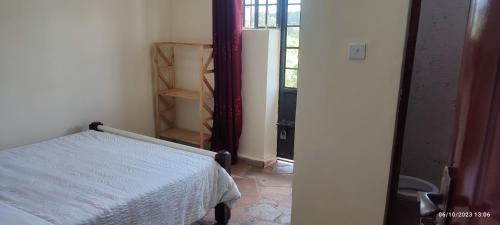 キスムにあるHillbilly Bush Lodgeの窓付きの部屋にベッド付きのベッドルーム1室があります。