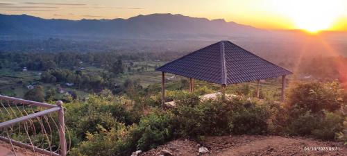 キスムにあるHillbilly Bush Lodgeの丘の上からの夕日の眺め