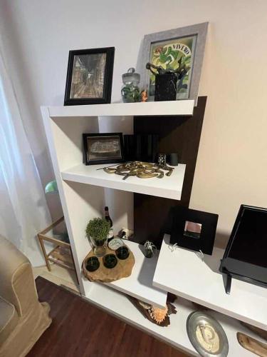 a white shelf with a desk in a room at A Casa do Calexón in Viveiro