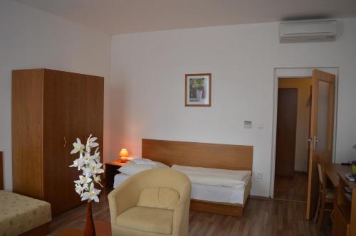 Cama o camas de una habitación en Hotel Akademik