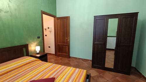 トリノにあるLA QUALITA' AL QUADRATOのベッドルーム(ベッド1台、大きな鏡付)
