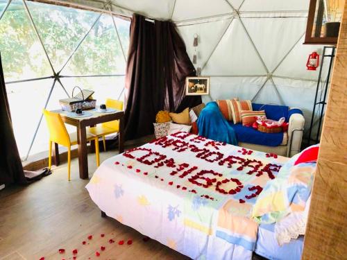 Uma cama ou camas num quarto em Aconchego no Domo com Ofurô 7,5km centro Águas de Lindoia com CORTESIA