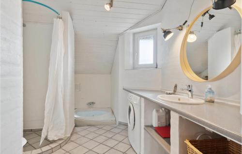 ein Badezimmer mit einem Waschbecken, einem WC und einem Spiegel in der Unterkunft Pet Friendly Home In Thisted With Wifi in Torsted