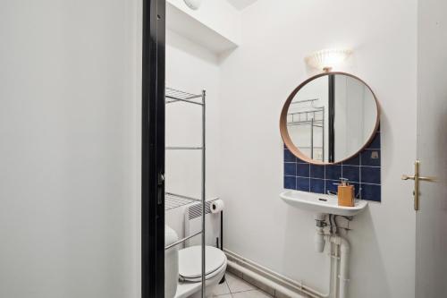 een badkamer met een toilet en een spiegel bij Chic apart duplex with parking in Palaiseau