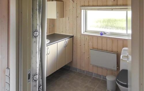 uma casa de banho com um lavatório, um WC e uma janela. em 3 Bedroom Awesome Home In Vinderup em Vinderup