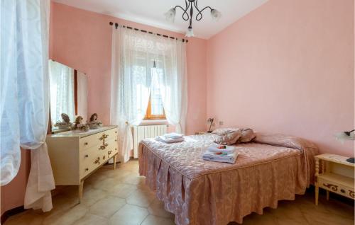 um quarto com paredes cor-de-rosa, uma cama e uma janela em Awesome Apartment In Castelvecchio Pascoli With Wifi And 2 Bedrooms em Castelvecchio Pascoli