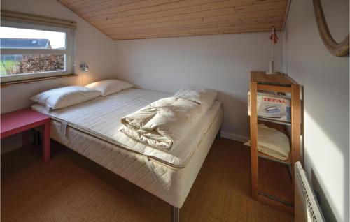 Cama pequeña en habitación pequeña con ventana en Beautiful Home In Vinderup With 3 Bedrooms And Wifi, en Vinderup