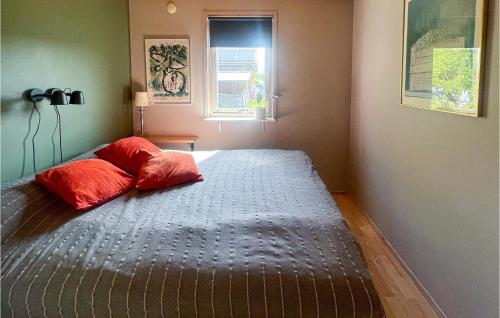 een bed met twee kussens in een kamer bij Pet Friendly Home In Frgelanda With Kitchen in Färgelanda