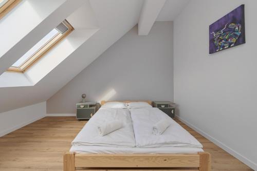 sypialnia z łóżkiem na poddaszu w obiekcie Spacious Family Apartment with FREE GARAGE by Renters we Wrocławiu