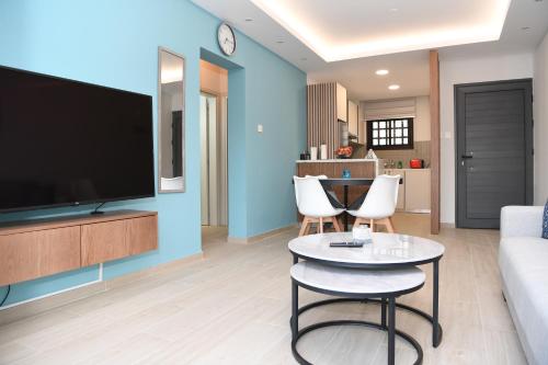 Alexis Apartments - Newly renovated 2-bedroom with swimming pool