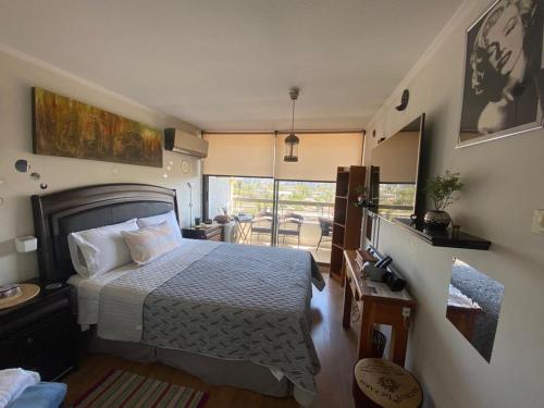 um quarto com uma cama e vista para um pátio em Descanso y Tranquilidad em Santiago