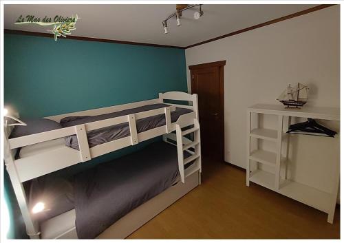 1 Schlafzimmer mit 2 Etagenbetten und einem Schreibtisch in der Unterkunft Le Mas des Oliviers in Bouillon