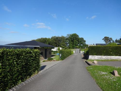 a road leading to a house with hedges at Casa Mundo Bed & Breakfast in Vejle