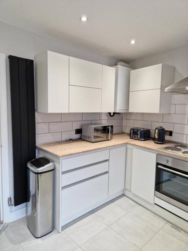Stylish 2 bed home- short walk to Tottenham Stadium/Stations photo 5