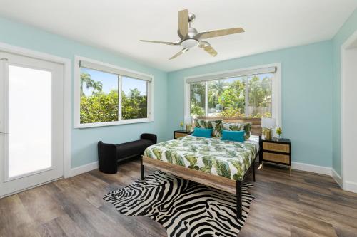 Ένα ή περισσότερα κρεβάτια σε δωμάτιο στο Palms Retreat! Giant Heated Pool-HotTub-FirePit-5Min2Beach-Pets-EV Chgr