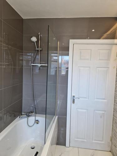 Stylish 2 bed home- short walk to Tottenham Stadium/Stations photo 9