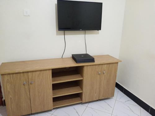 Una televisión o centro de entretenimiento en Safari Lake view apartments, Muyenga