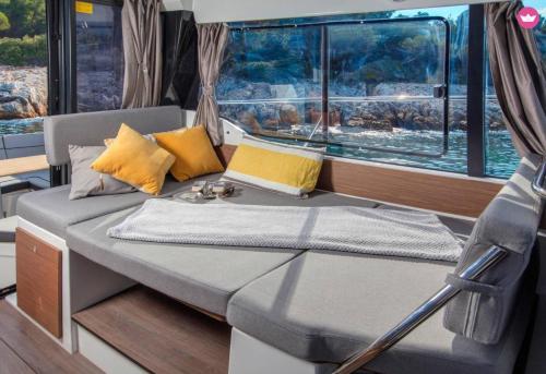 a bed in a motor boat with a window at SuiteOnBoat in Naples