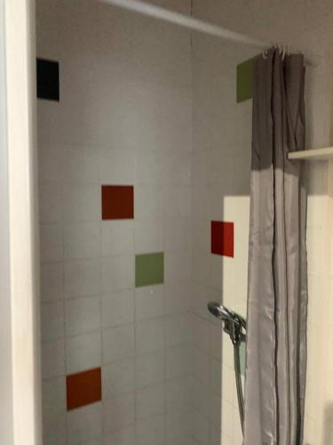 bagno con doccia e pareti con piazze colorate di Studio chaleureux Paris 20e a Parigi