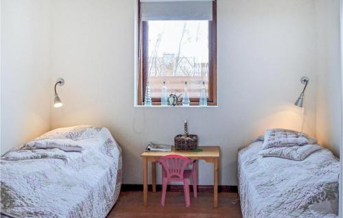 een kamer met 2 bedden en een tafel met een stoel bij Cozy Home In Vinderup With Wifi in Vinderup