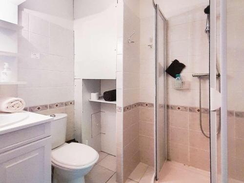 biała łazienka z toaletą i prysznicem w obiekcie Appartement cosy pour 3 pers, piscine, proche commerces, à Arêches-Beaufort - FR-1-342-131 w mieście Beaufort