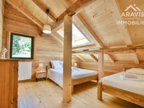 1 Schlafzimmer mit 2 Betten in einem Holzhaus in der Unterkunft Chalet Saint-Jean-de-Sixt, 6 pièces, 8 personnes - FR-1-391-75 in Saint-Jean-de-Sixt