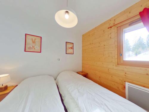 1 dormitorio con 2 camas y ventana en Appartement Villard-sur-Doron, 4 pièces, 7 personnes - FR-1-594-53 en Villard-sur-Doron