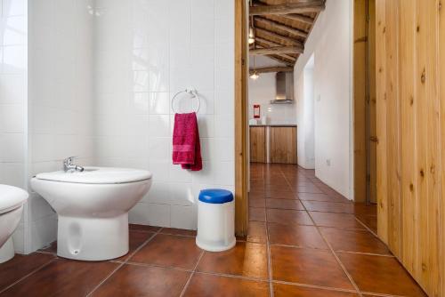 een badkamer met een toilet en een wastafel bij Adega Maciel in Lajido