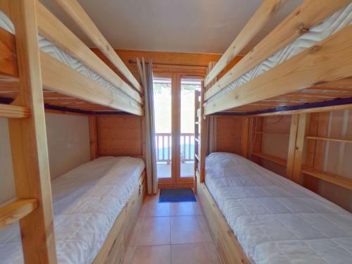 Dviaukštė lova arba lovos apgyvendinimo įstaigoje Appartement Villard-sur-Doron, 3 pièces, 8 personnes - FR-1-594-48