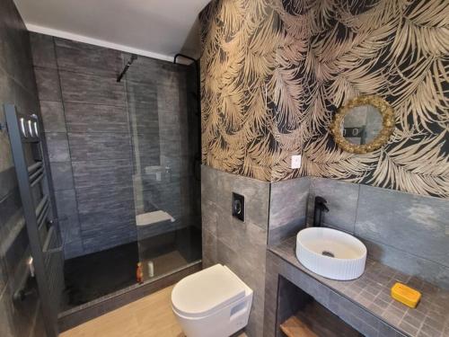 une salle de bain avec toilettes, lavabo et douche dans l'établissement Studio neuf indépendant terrasse, à Cannes