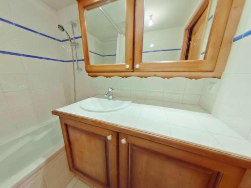 Ett badrum på Appartement Villard-sur-Doron, 3 pièces, 5 personnes - FR-1-594-98