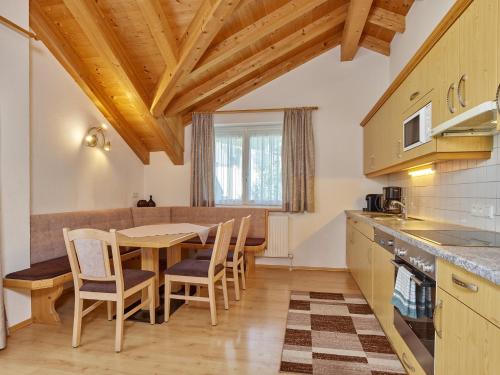 a kitchen and dining room with a table and chairs at Apart Albert in Ischgl