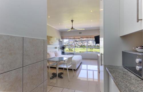 Η κουζίνα ή μικρή κουζίνα στο Mouille Point Apartments