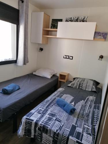 une chambre avec deux lits et une fenêtre dans l'établissement Bora-Bora, à Vias