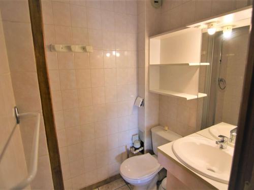 une petite salle de bain avec toilettes et lavabo dans l'établissement Studio mezzanine pour 4 au cœur des Saisies - FR-1-594-307, à Hauteluce