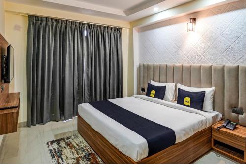 ein Schlafzimmer mit einem großen Bett und einem Fenster in der Unterkunft OYO Collection O DM 45 in Gurgaon