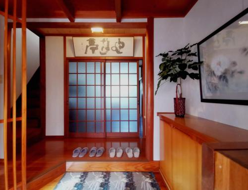 una habitación con una puerta y un montón de zapatos en 心遊亭Shin Yu Tei 一軒雅宿 en Kanazawa