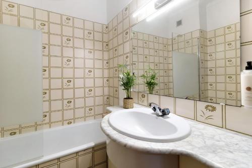 La salle de bains est pourvue d'un lavabo et d'un miroir. dans l'établissement Retro Beach House Moledo, à Moledo