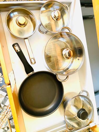 a bunch of pots and pans sitting on a counter at Ganze Wohnung - Erdgeschoss - sehr ruhig - Hundefreundlich - Regendusche - Bodenheizung - Küche - easy Check-in mit Schlüsselbox in Nehren