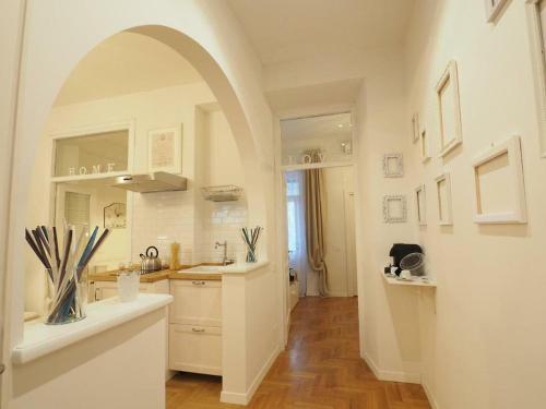 cocina con arco, fregadero y encimera en VATICAN CITY 76 Apartments en Roma