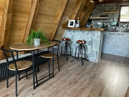 新瓦羅許的住宿－Zlatar Resort & SPA，一间厨房,里面配有一张桌子和凳子