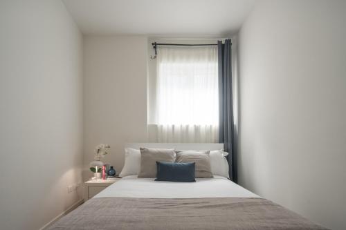 een slaapkamer met een groot bed en een raam bij Monti Design Apartment R&R in Milaan