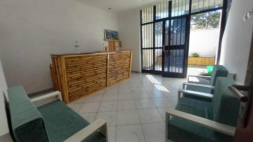 una sala de espera con sillas y un armario de madera en Zanzibar Guest House and Restaurant, en Āwasa