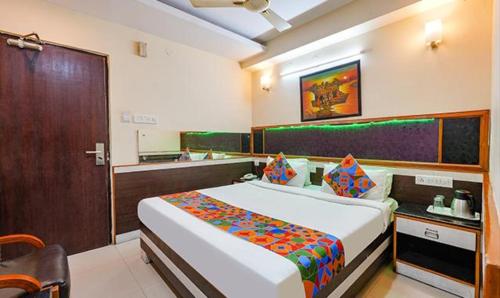 1 dormitorio con 1 cama grande en una habitación en FabHotel Sairam Residency, en Bangalore