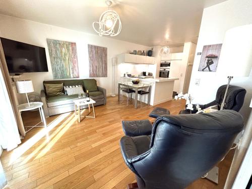 un salon avec un canapé et une table dans l'établissement L'appartement Terrasse de Grenelle, à Paris