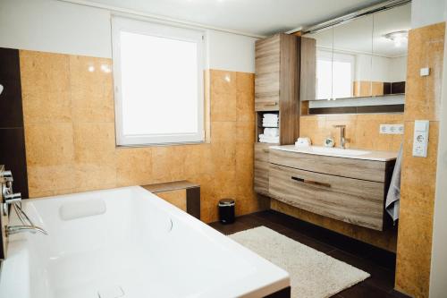 y baño con lavabo blanco y espejo. en Idylische Ferienunterkunft, en Heitersheim