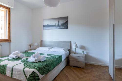 ein Schlafzimmer mit einem Bett mit zwei Kissen darauf in der Unterkunft Cisanello Lovely Apartment in Pisa in Pisa