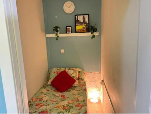 Habitación pequeña con cama con almohada roja en Small Private Partition Room in Al Barsha 1 Near Metro en Dubái
