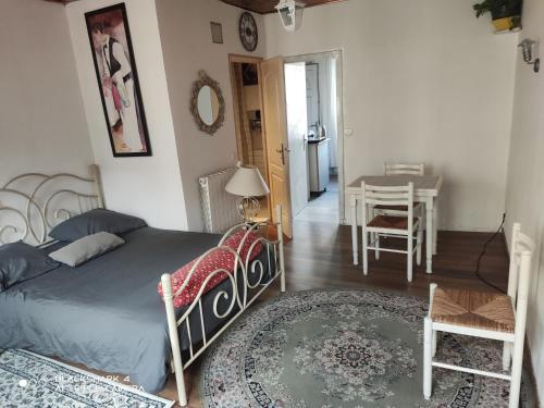 une chambre avec un lit et une salle à manger avec une table dans l'établissement T1 Centre ville 1500m de la plage 15 km de l'Etretat, à Fécamp