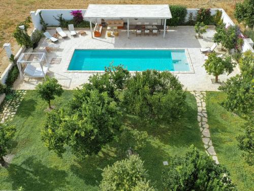 vista sul tetto di un cortile con piscina di Masseria Villa Gioia a Corato
